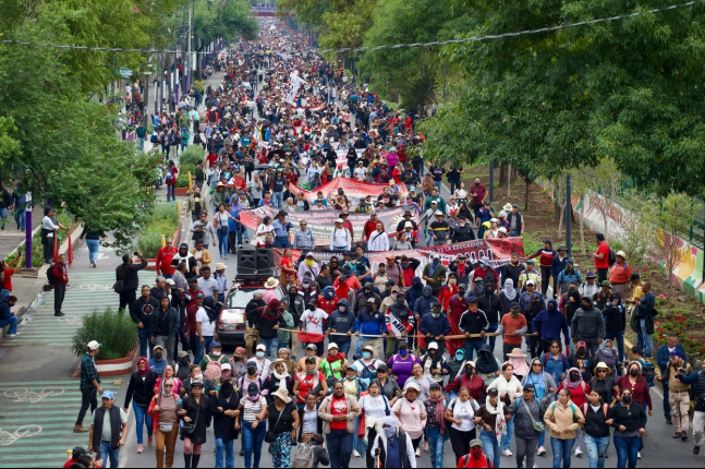 Marchan al Azteca: no hay tanquetas, ni bazucas, ni soldados armados