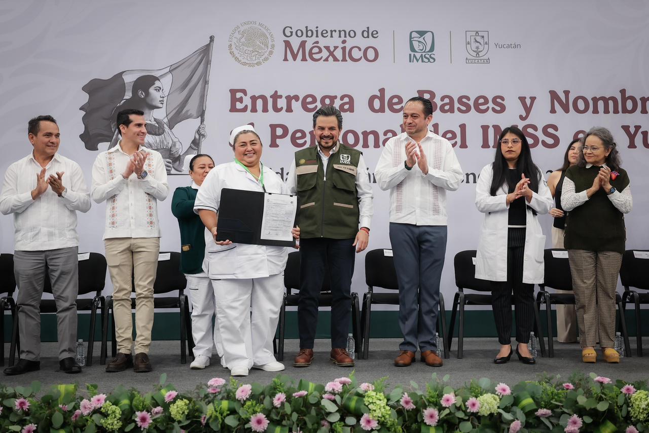 Zoé Robledo entrega 124 bases y nombramientos a personal del IMSS en Yucatán