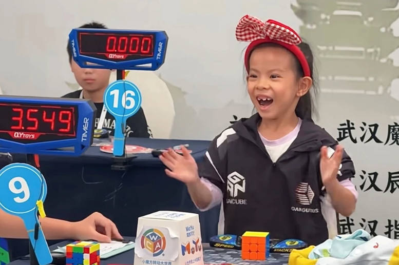 China: Una niña de 6 años fija récord femenino de velocidad para resolver el cubo Rubik