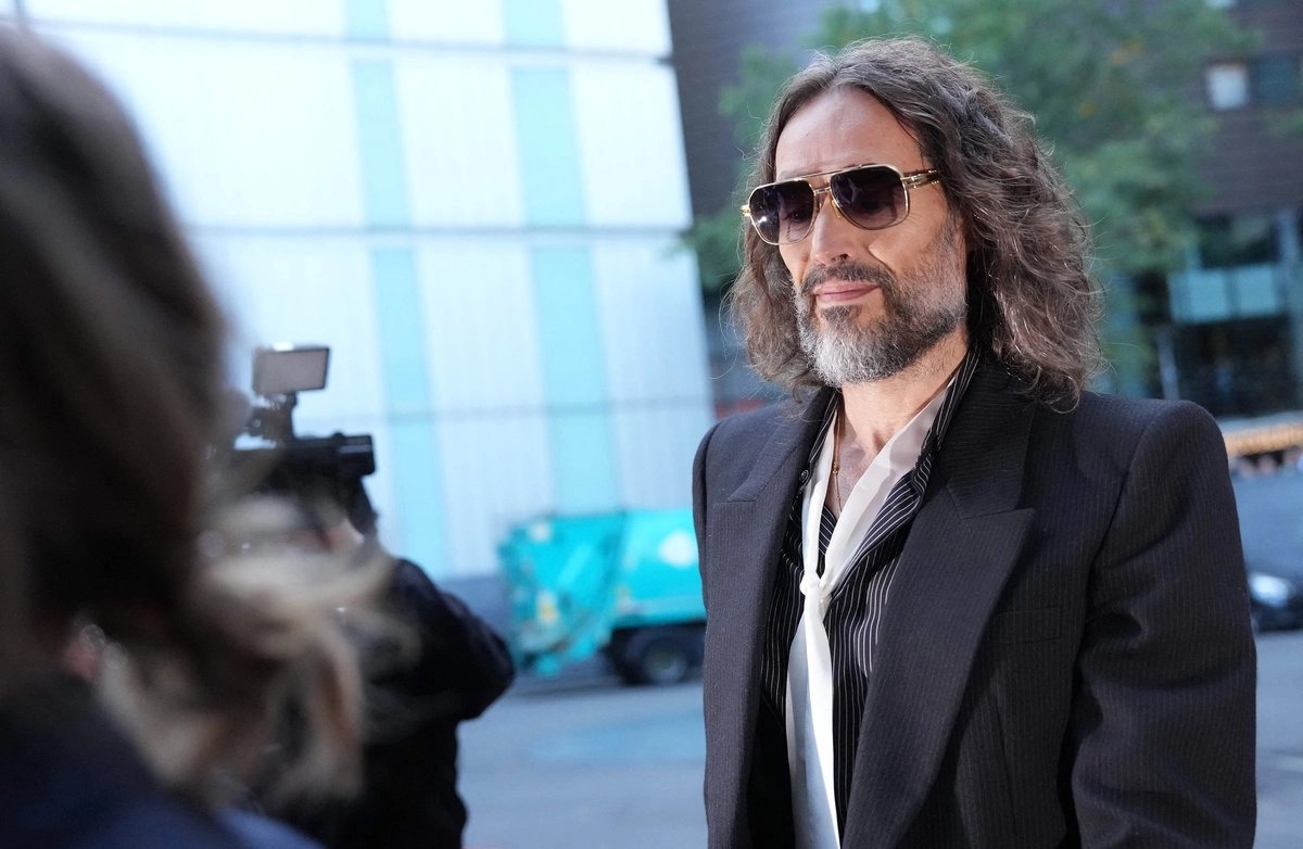 El actor británico Russell Brand es descrito como ''depredador sexual despiadado'' por fiscal en juicio por violación