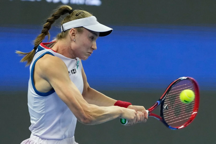Rybakina asegura cerrar el año como número uno al ganar en octavos en el Abierto de Japón