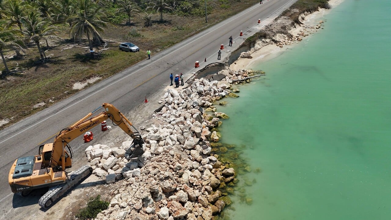 Reparan carretera federal 180, tramo Isla Aguada-Sabancuy