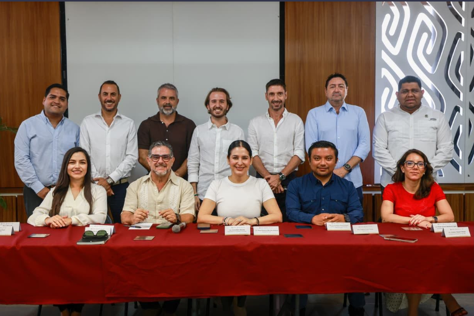 Empresarios y hoteleros se organizan con el gobierno de Playa del Carmen para hacer frente al sargazo