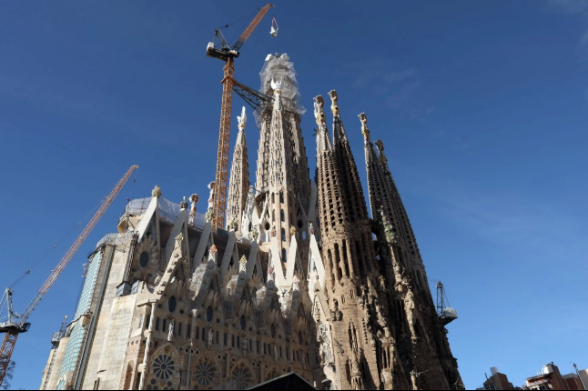Completan cruz de torre central de la Sagrada Familia de Barcelona; se corona como la iglesia más alta del mundo