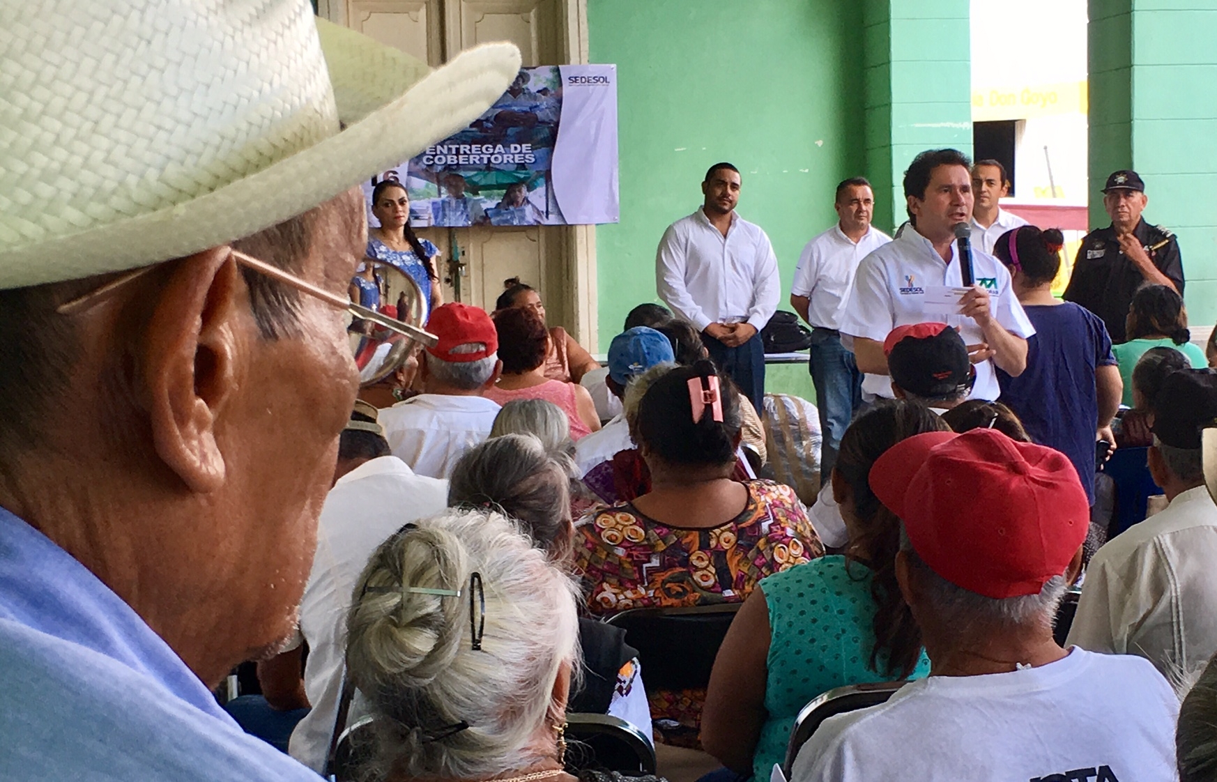 Entrega de cobertores a sectores vulnerables