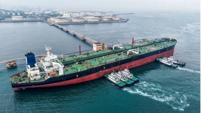 EU sanciona a 12 personas y entidades vinculadas a Irán por venta y envío de petróleo a China