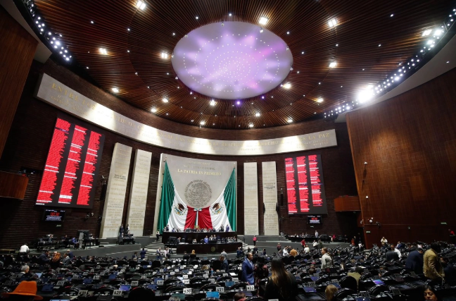 Entre acusaciones de censura, diputados aprueban en lo general reforma 'antimemes'