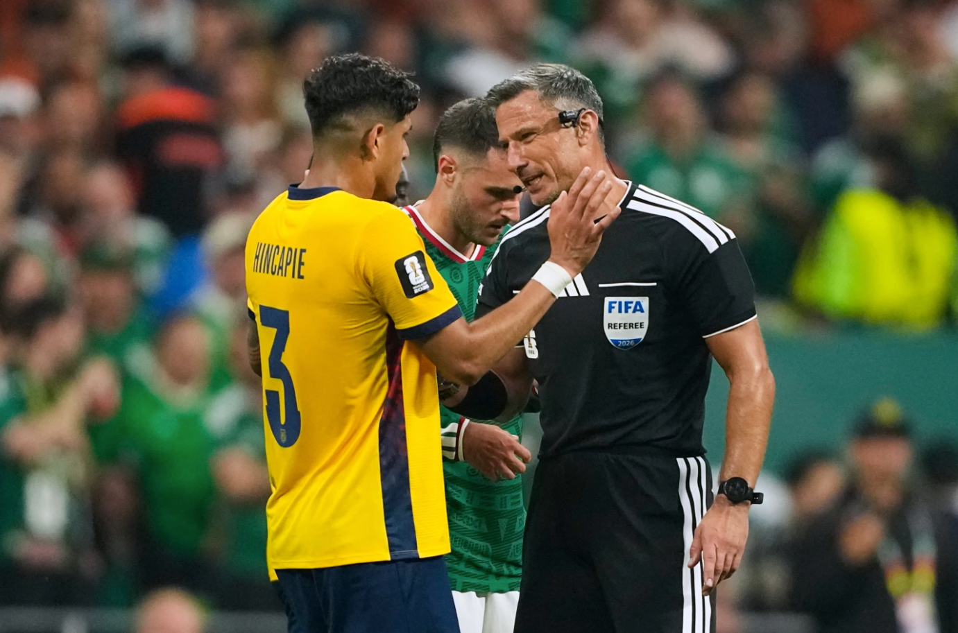 ¿Por qué los árbitros del Mundial sacan tarjeta roja a los jugadores que se tapan la boca al enfrentarse a sus rivales?
