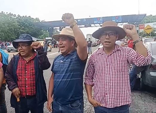 CNTE en Chiapas 'toma' caseta de la carretera San Cristóbal-Tuxtla Gutiérrez