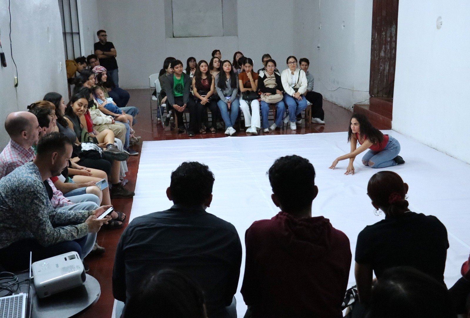 Yucatán: Compañía Belacqua desdobla escena en un performance interactivo