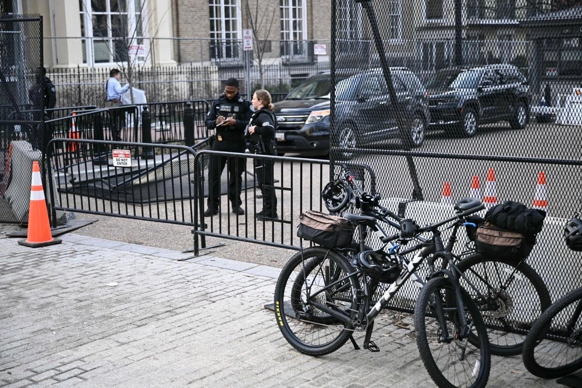 Camioneta se estrella contra barrera de seguridad cerca de la Casa Blanca