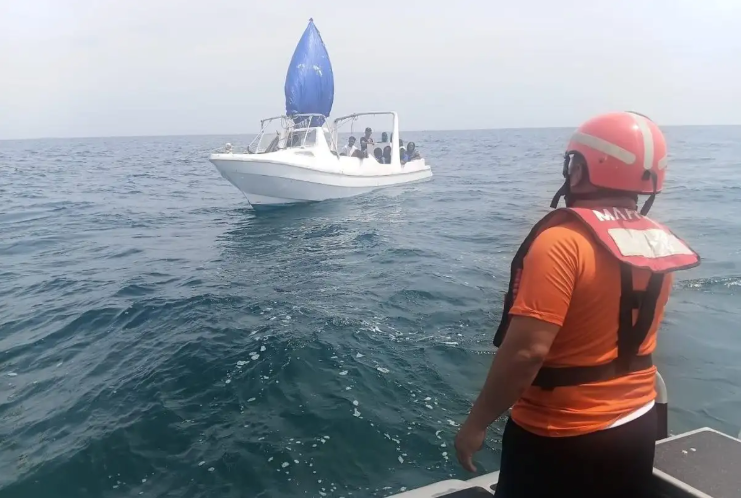 Marina rescata a 16 migrantes, cuatro de ellos niños, de embarcación en altamar frente a costas de Yucatán