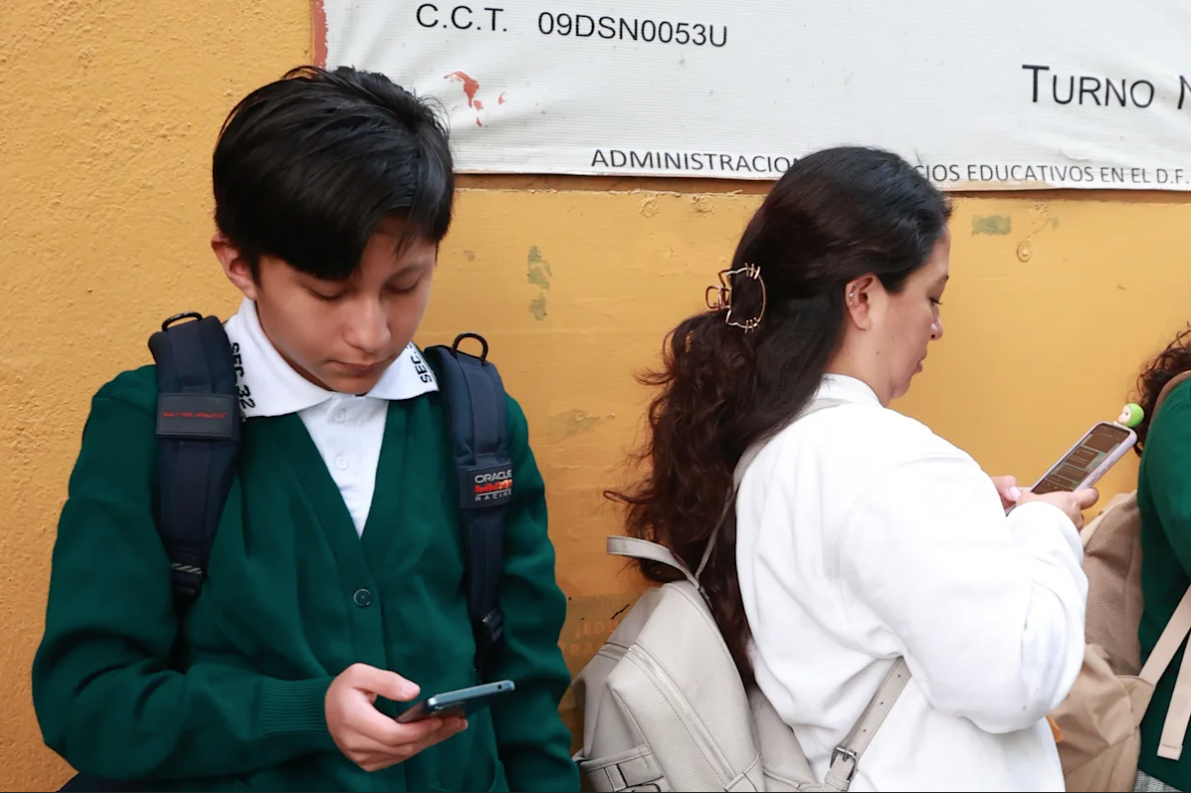 SEP anuncia acuerdo para restringir celulares en escuelas a partir de octubre