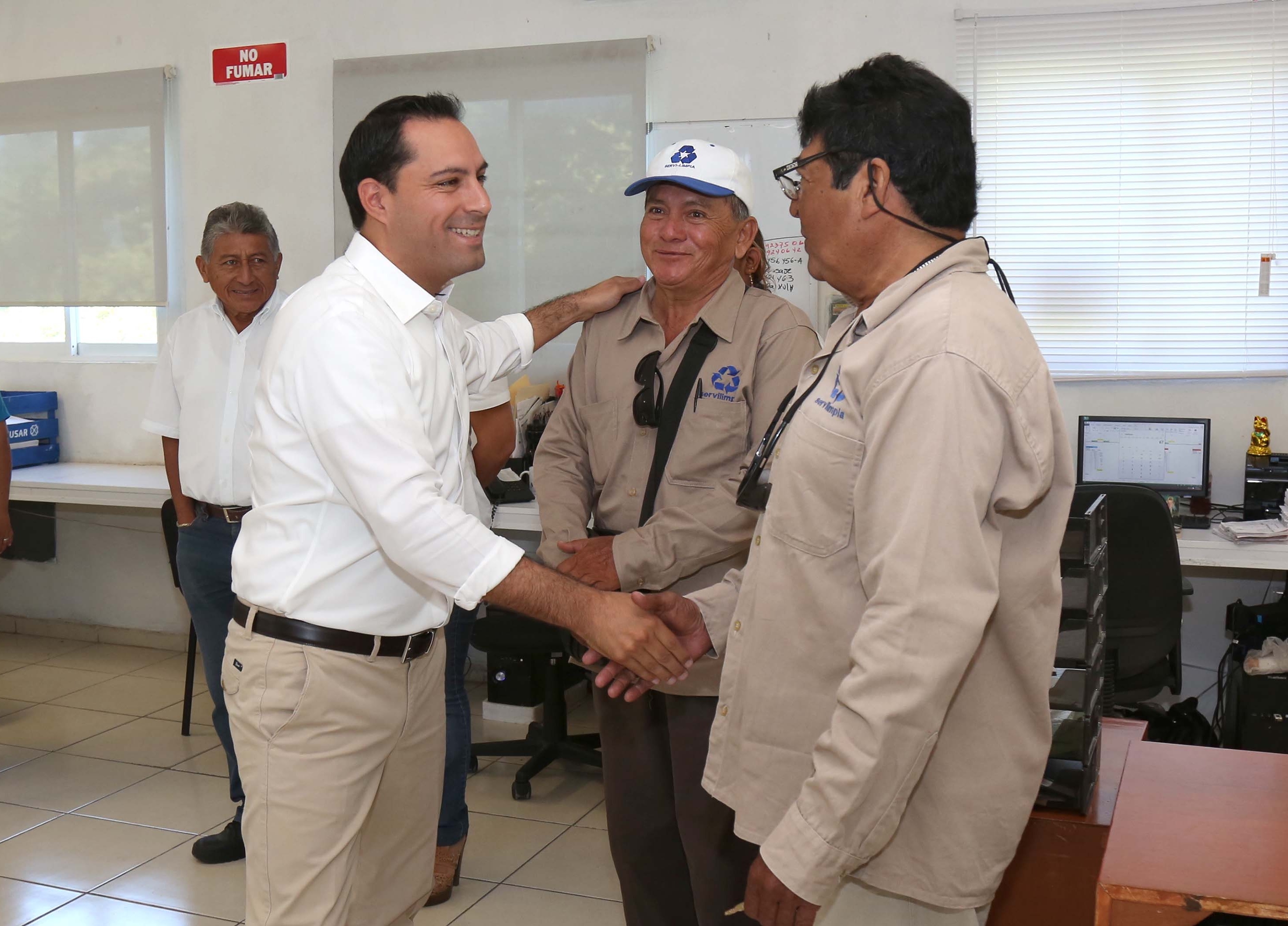 Entrega de vehículos y equipo a paramunicipal
