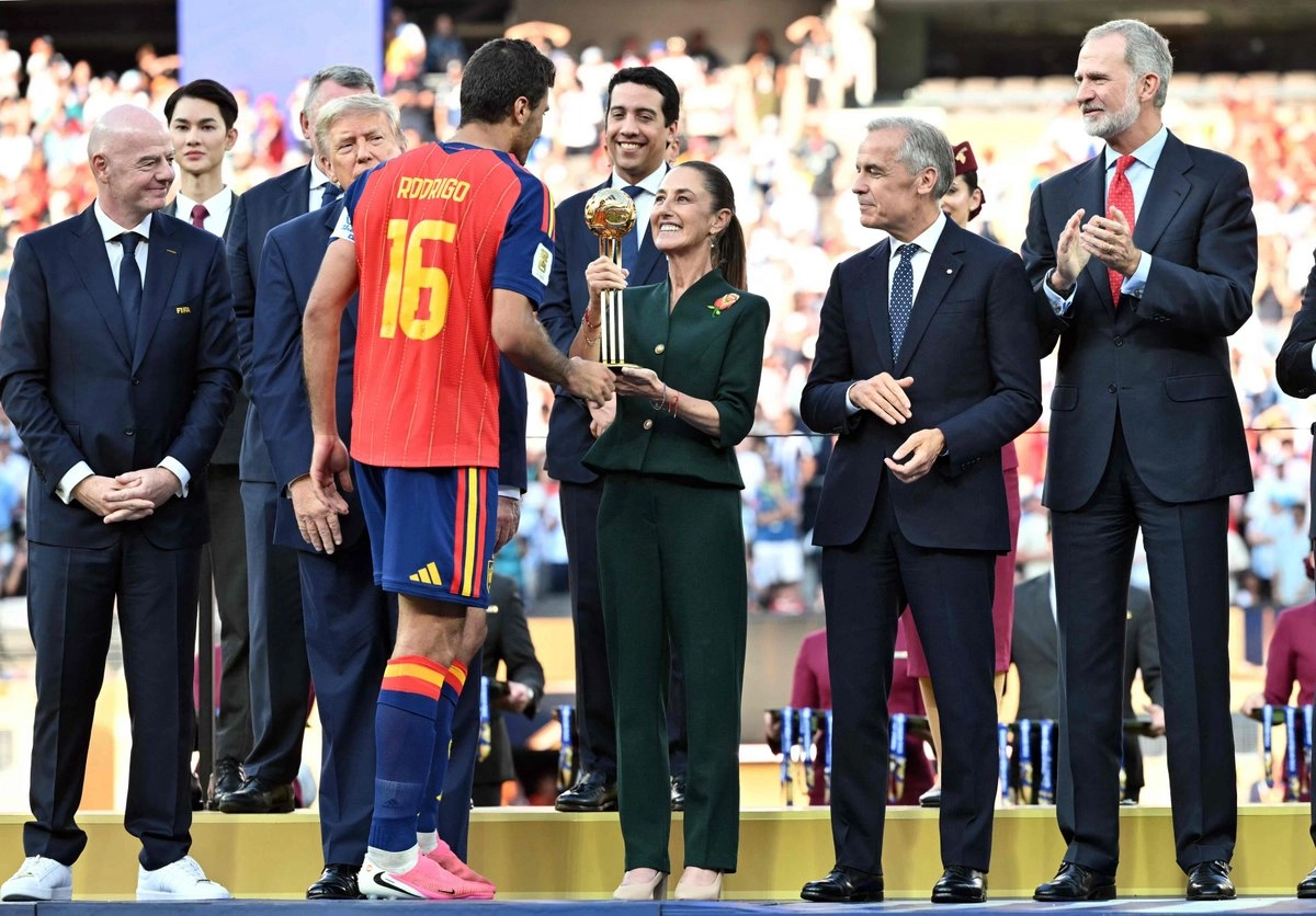 Sheinbaum entrega el Balón de oro a Rodri en Final del Mundial 2026