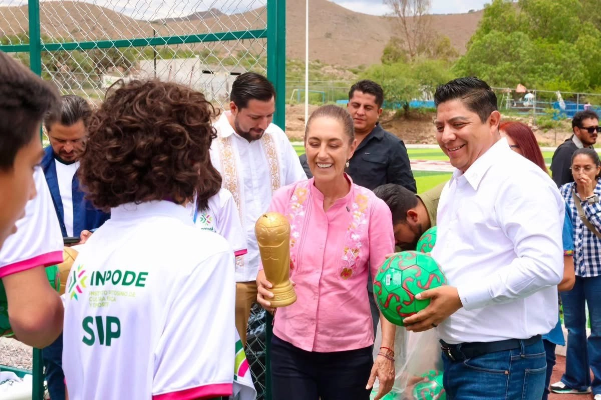 Sheinbaum se reúne con Los Tuneros y Las Leonas, destacados del Mundialito IMSS 2026 en SLP