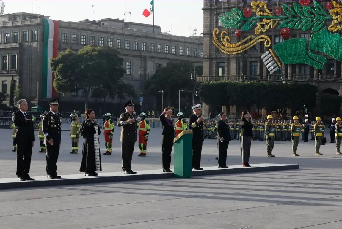 Sheinbaum encabeza izamiento a media asta en el Zócalo en memoria de víctimas de los terremotos de 1985 y 2017