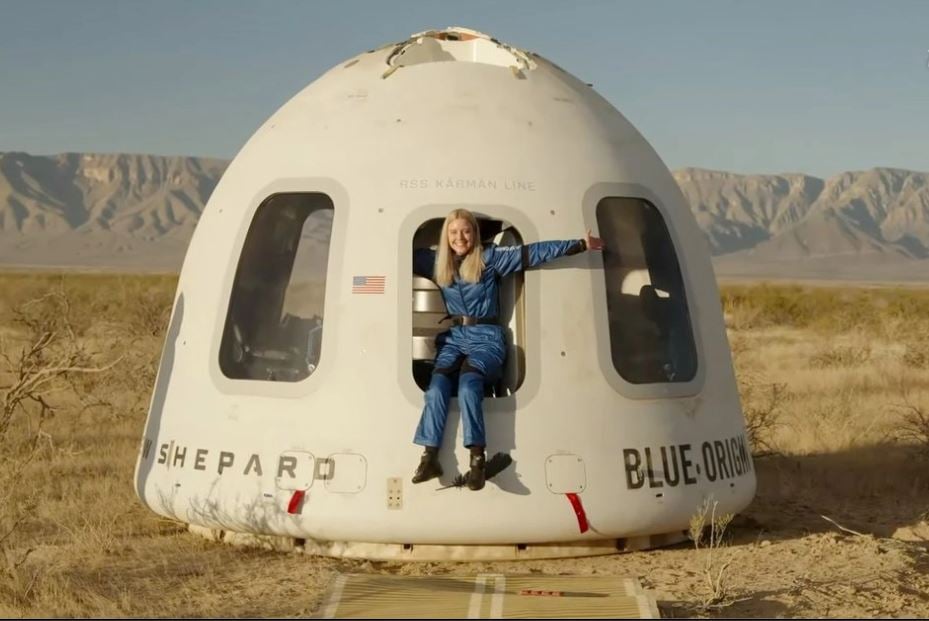 Ingeniera se convierte en la primera persona en silla de ruedas que va al espacio