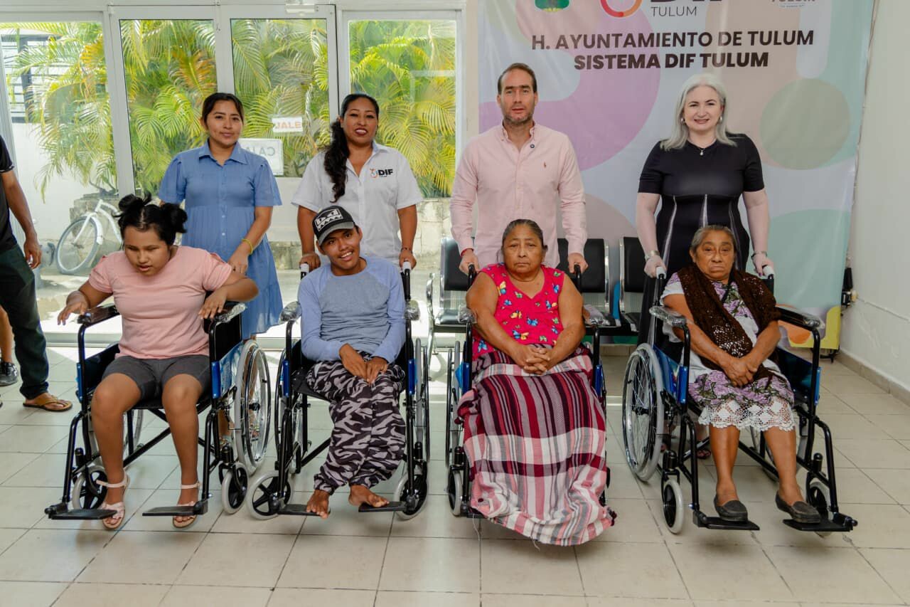 DIF Tulum entrega sillas de ruedas a personas con discapacidad motriz