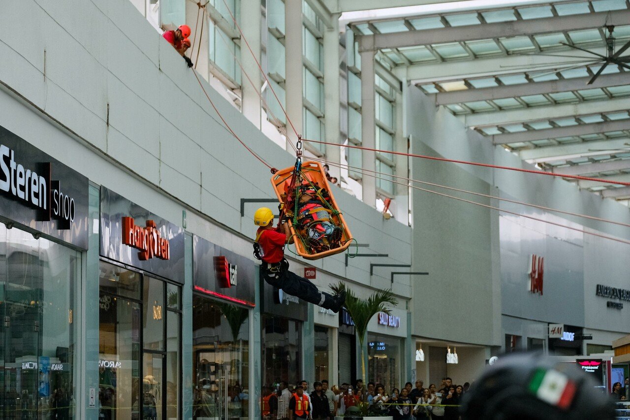 Más de mil personas fueron desalojadas por simulacro de explosión en plaza Malecón Américas de Cancún