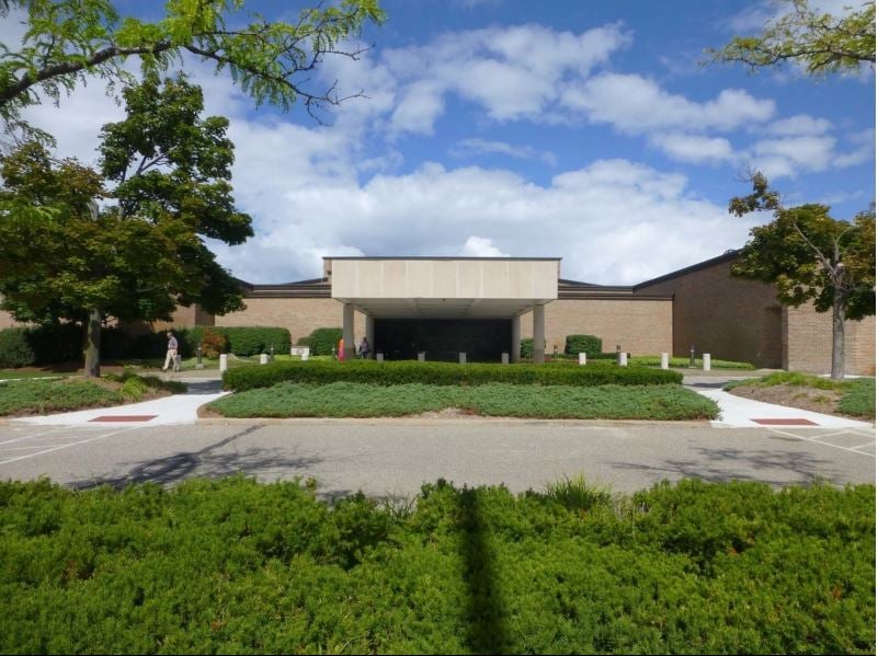 Ataque en sinagoga de Michigan termina con el sospechoso muerto tras choque y enfrentamiento