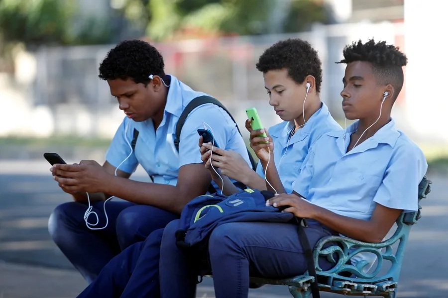 Apoya Slim la restricción escolar de celulares