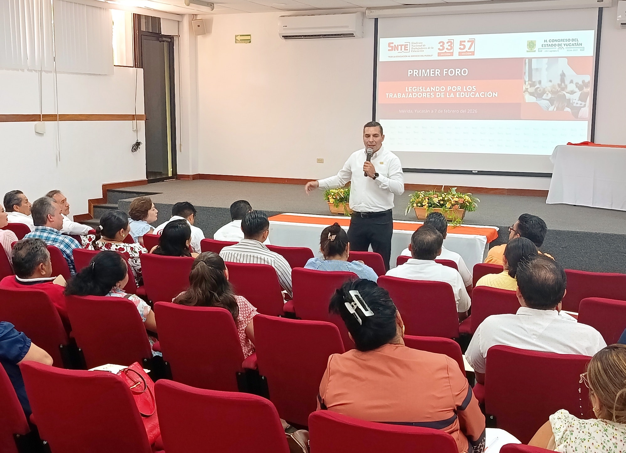 Magisterio yucateco pide incremento salarial de 13 por ciento para 2026