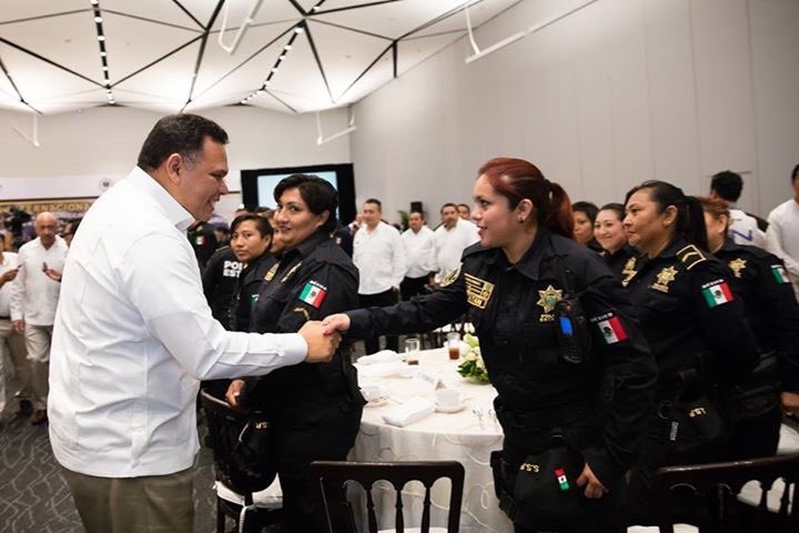 Entregan reconocimientos a socorristas