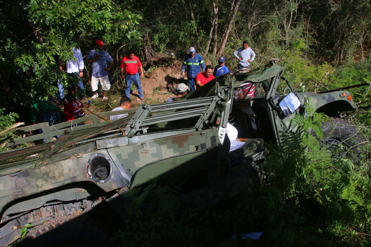 Accidente en carretera Mérida-Cancún deja tres soldados muertos
