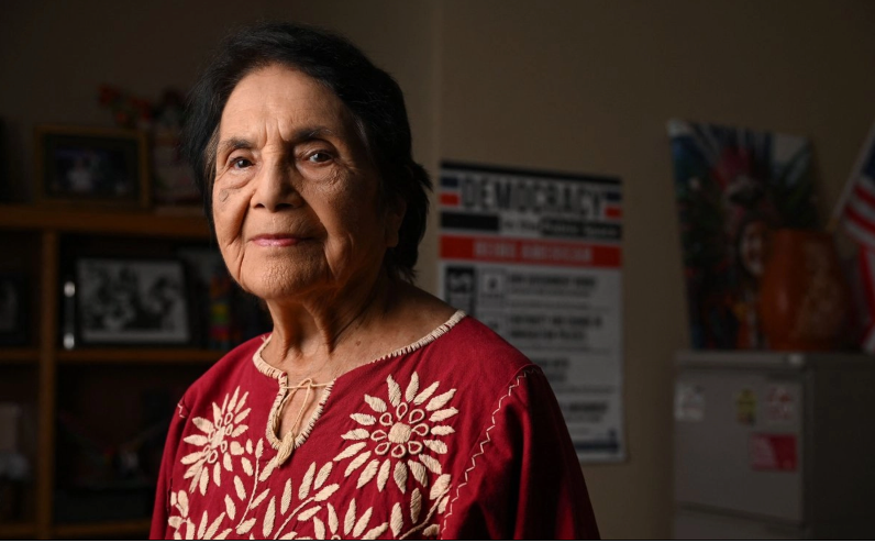 Muere Dolores Huerta, referente de la lucha obrera latina en EU, a los 96 años