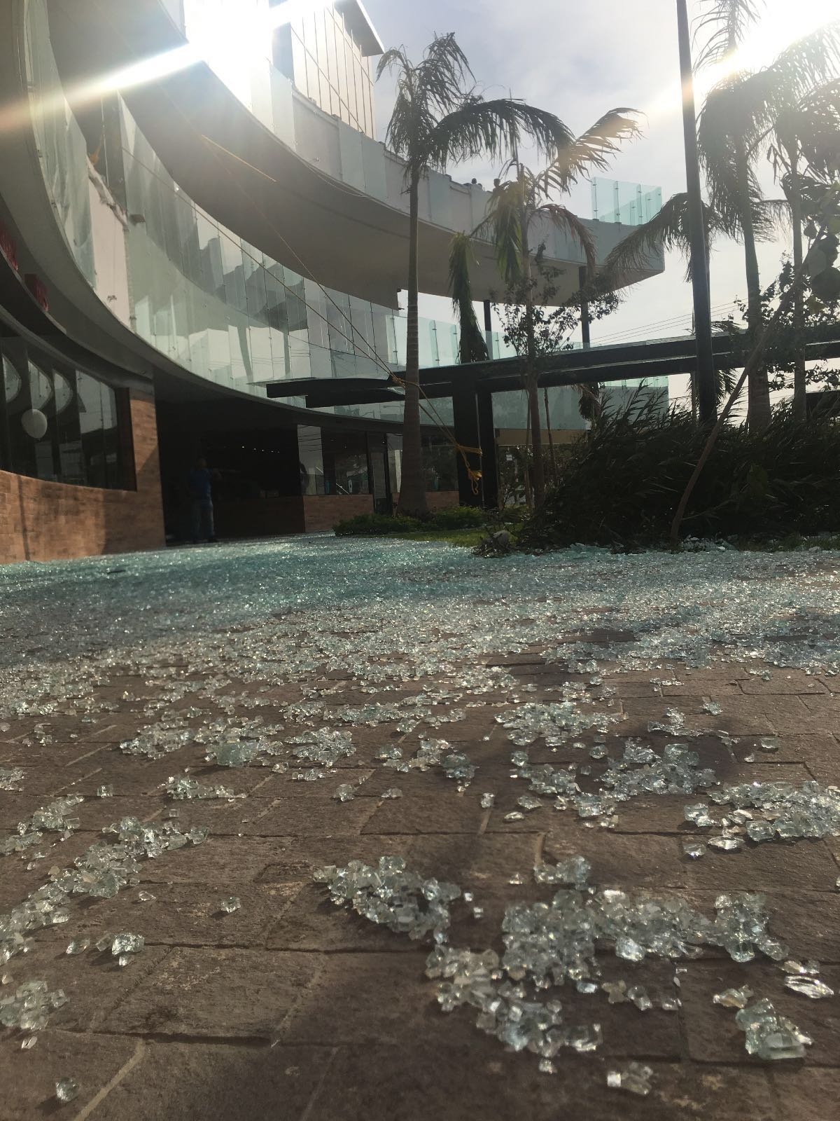 Ventarrón destruye estructura de cristal de la Plaza Uptown