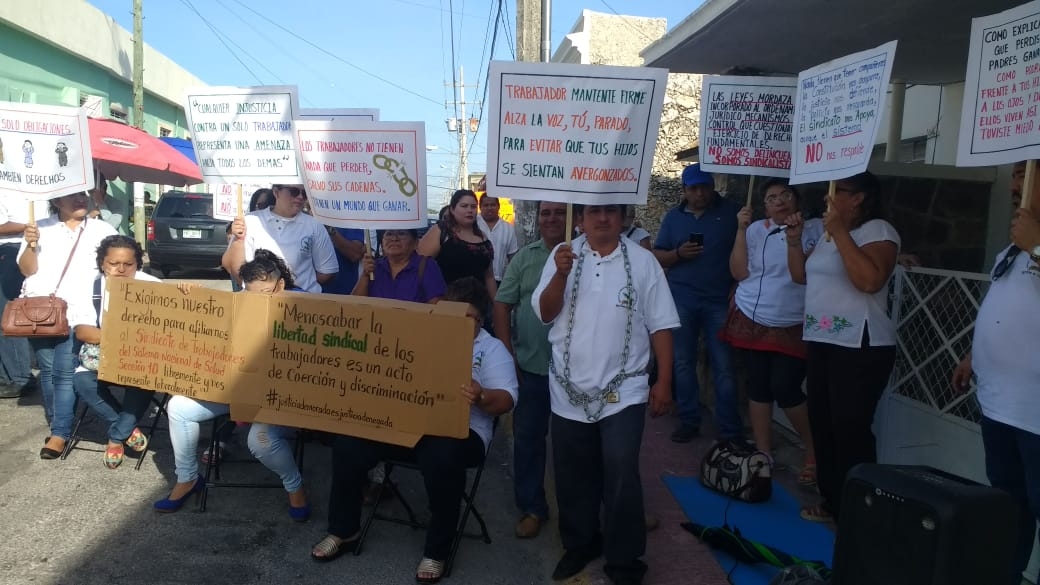 Trabajadores del STSNS realizan plantón frente a la SSY