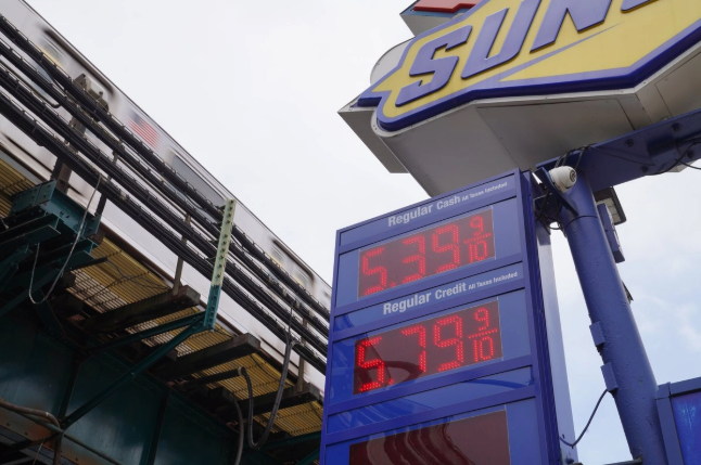Trump suspenderá el impuesto federal a la gasolina en EU hasta que bajen los precios