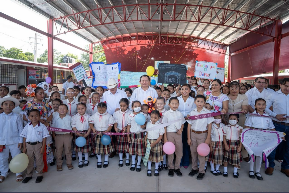  Díaz Mena entrega domo en plaza cívica en escuela primaria Mauro Monforte Mena de Sucilá