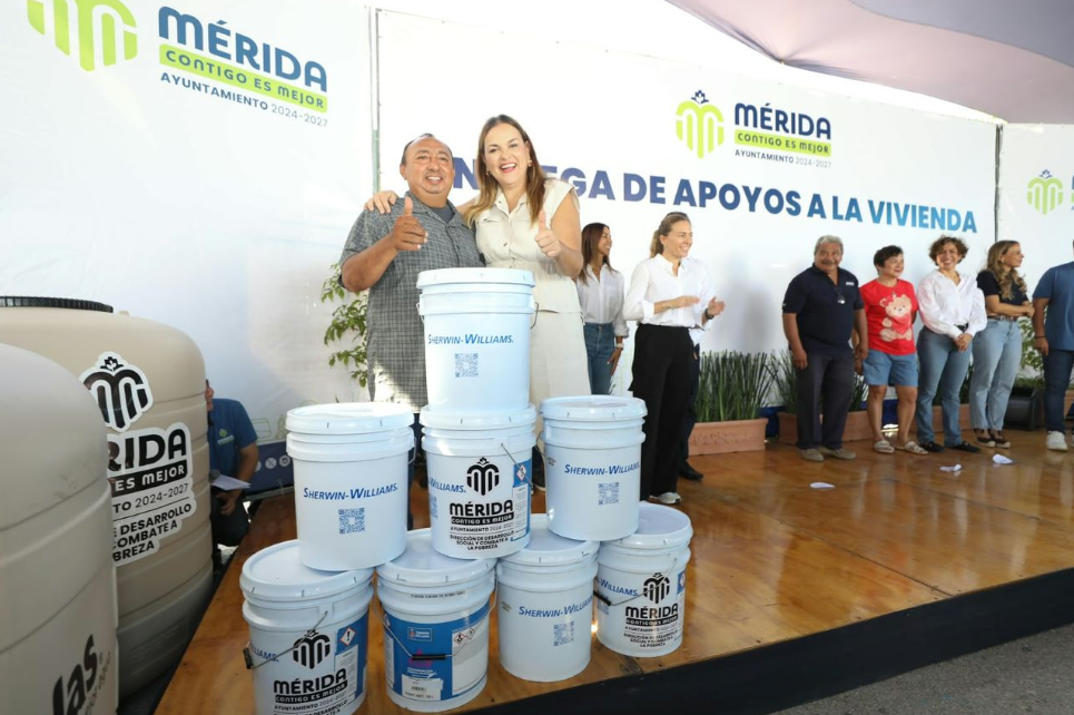 Cecilia Patrón entrega apoyos a vivienda en colonias y comisarías de Mérida
