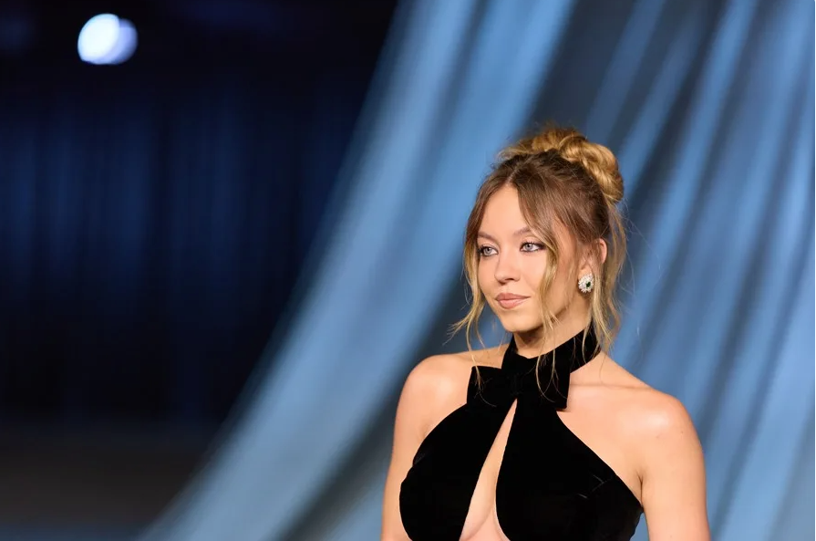 Sydney Sweeney podría enfrentar cargos penales por colgar sujetadores en el cartel de Hollywood