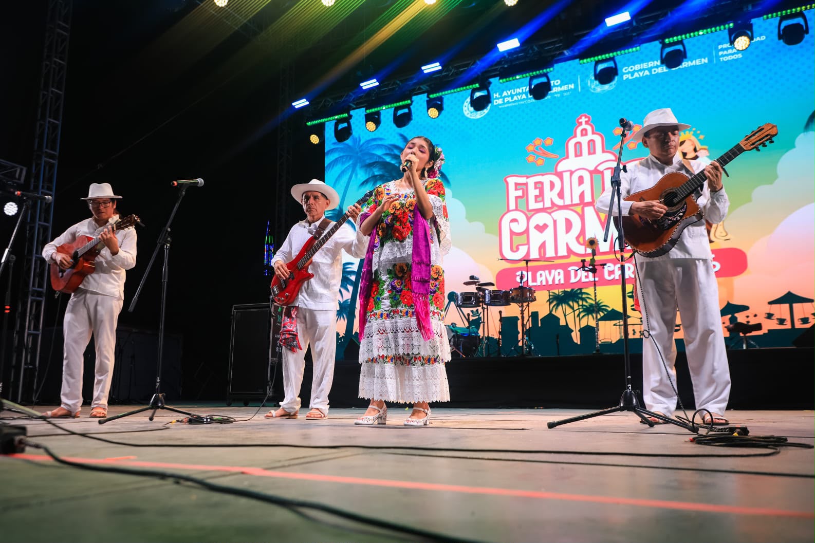 Talento local cautiva a playenses en la Feria del Carmen 2026