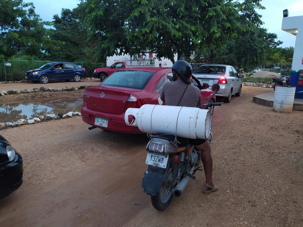 Largas filas para compra de gas LP en Mérida por llegada de ‘Delta’