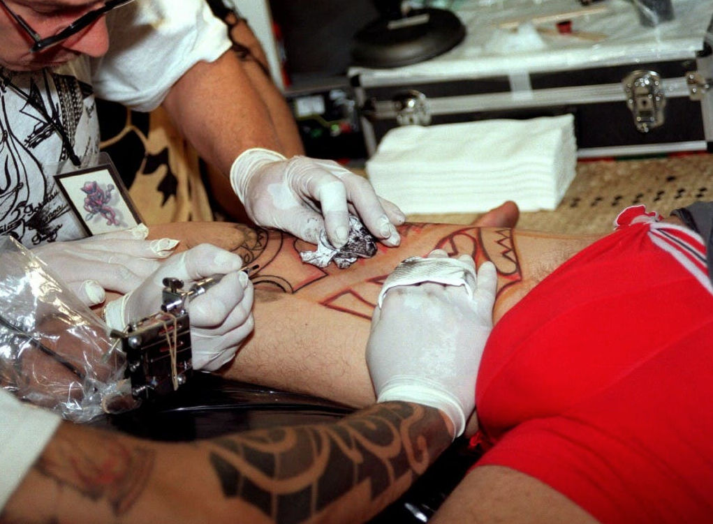 Crean tinta para tatuajes que sólo se ve después de aplicarles luz