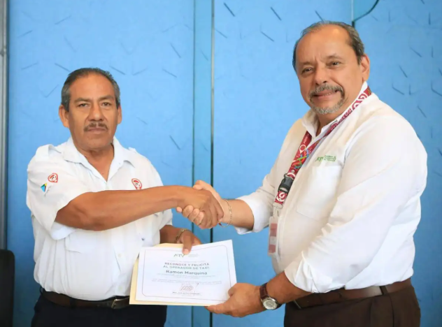 Taxista de Yucatán devuelve 300 mil pesos olvidados por un adulto mayor y recibe reconocimiento