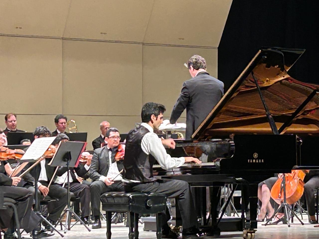 Con poderosos compases del Concierto para piano de Tchaikovsky No.1, OSY y solista cimbraron el escenario