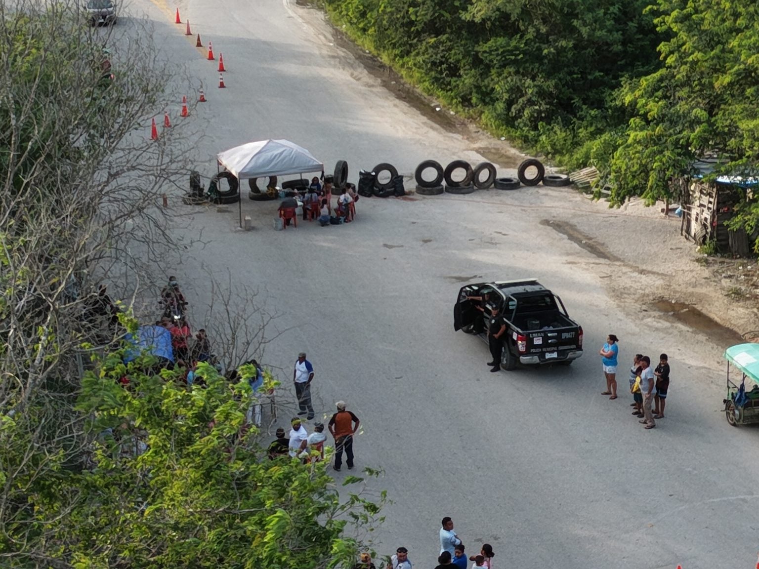 Pueblos mayas mantienen bloqueo carretero; exigen cierre de bancos de material