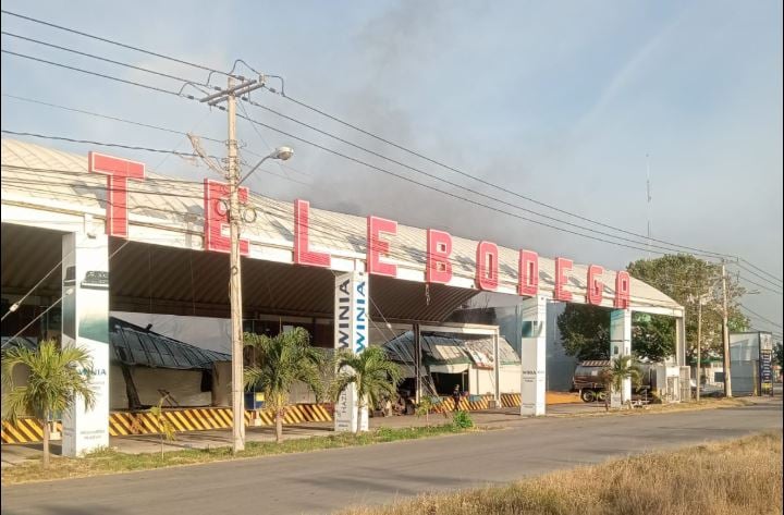 Controlan incendio en ''Telebodega'' tras horas de intensa movilización en Mérida