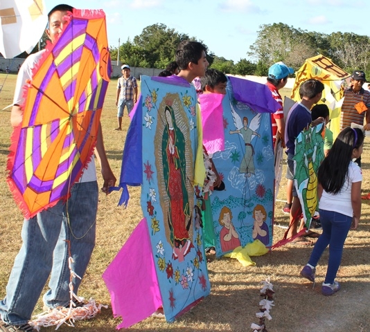 Decenas de papagayos surcan cielos de Tetiz
