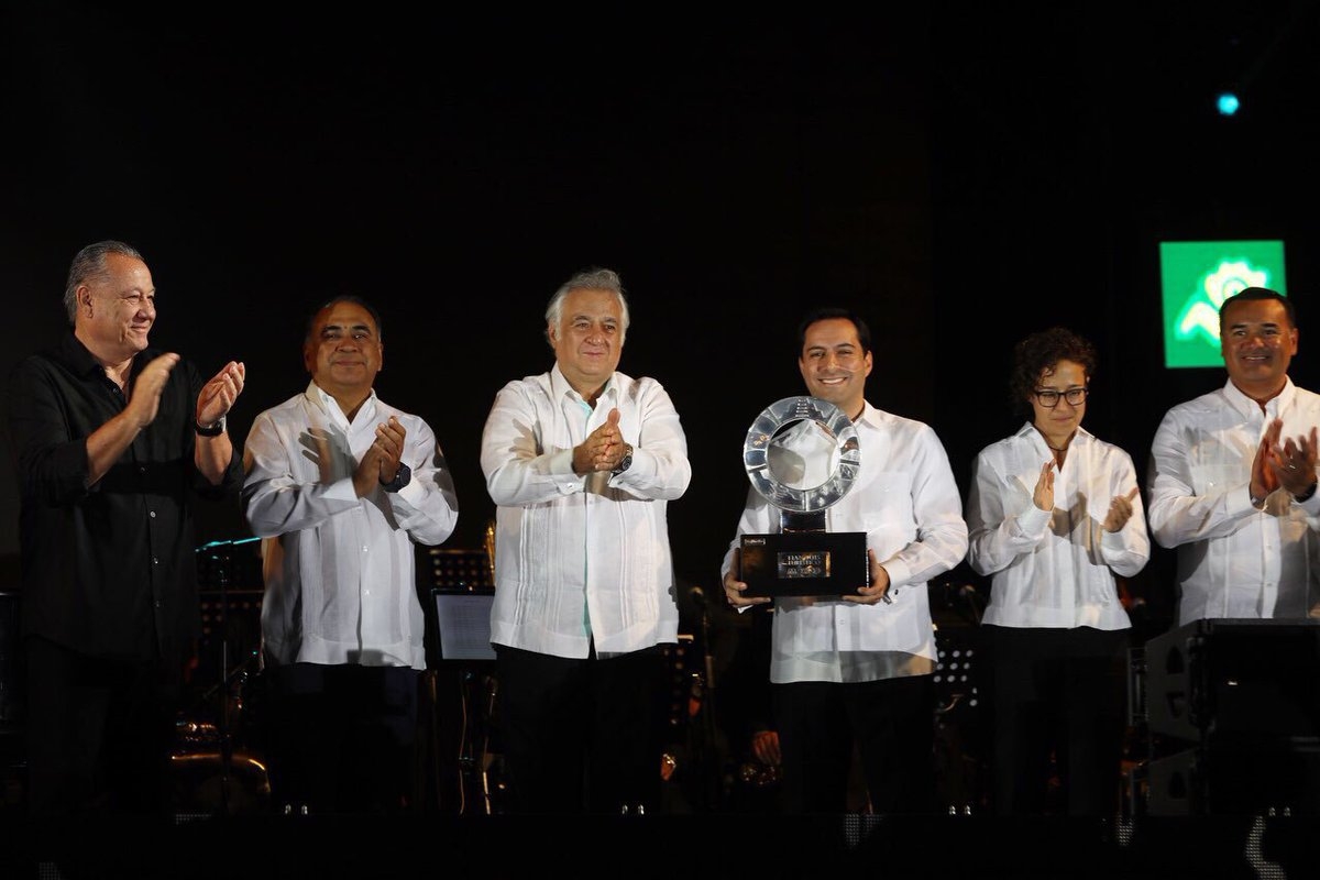 Guayaberas blancas predominan en Tianguis Turístico 2019