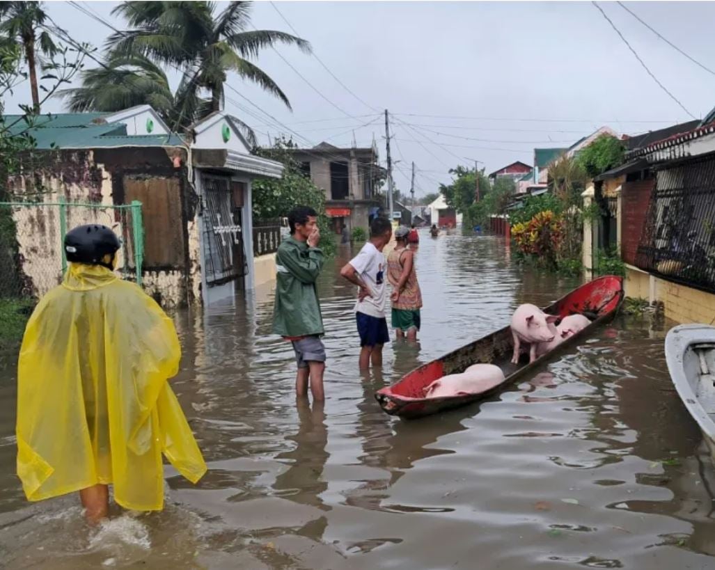 El tifón 'Fung-wong' inunda ciudades filipinas y deja cinco muertos a su paso