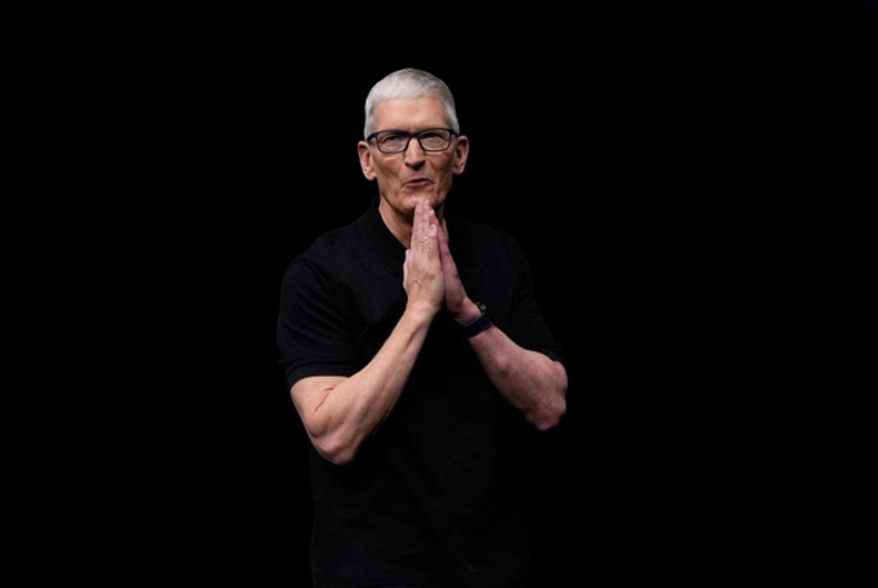 Tim Cook deja la dirección de Apple y continuará como presidente ejecutivo; lo reemplaza John Ternus
