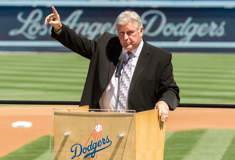 Tommy John, cuyo nombre lleva una cirugía pionera de codo que salvó su carrera, muere a los 83 años