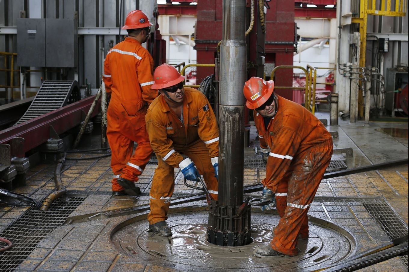Sin equipo de protección, petroleros no pueden subir a plataformas de Pemex