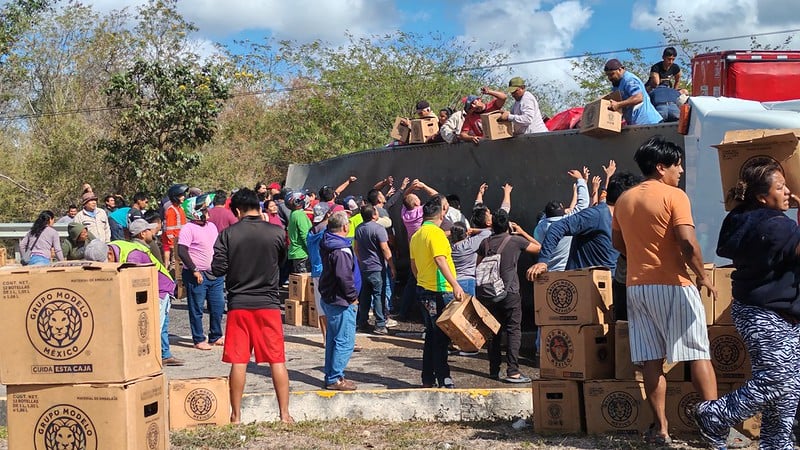 Reportan casos de rapiña en trailer volcado en la carretera Campeche-Mérida 